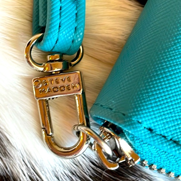 Steve Madden zip around wallet wristlet, teal green with gold hardware. CLEAN!! - Picture 4 of 8